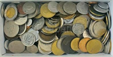 Vegyes külföldi fémpénz tétel ~1kg-os súlyban, csak Európán, USA-n és Kanadán kívüli érmékkel T:vegyes Mixed foreign coin lot (~1kg), without European, USA and Canadian coins C:mixed