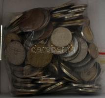 Vegyes külföldi érmetétel kizárólag emlékpénzekkel, mintegy ~1kg súlyban T:vegyes Mixed foreign coin lot with only commemorative coins (~1kg) C:mixed