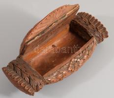 Tubákos doboz. Faragott coquilla dió, feltehetően francia, cca 19. sz., növényi ornamentikával és figurális ábrázolással díszített, egyik eleme visszaillesztett h: 10 cm