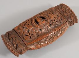 Tubákos doboz. Faragott coquilla dió, feltehetően francia, cca 19. sz., növényi ornamentikával és fi...