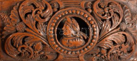 Tubákos doboz. Faragott coquilla dió, feltehetően francia, cca 19. sz., növényi ornamentikával és fi...