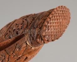 Tubákos doboz. Faragott coquilla dió, feltehetően francia, cca 19. sz., növényi ornamentikával és fi...