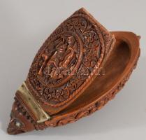 Tubákos doboz. Faragott coquilla dió, feltehetően francia, cca 19. sz., növényi ornamentikával és figurális ábrázolással díszített, javítással, hiánnyal, h: 10 cm