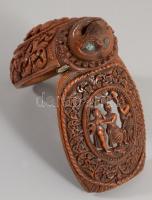 Tubákos doboz. Faragott coquilla dió, feltehetően francia, cca 19. sz., növényi ornamentikával és fi...