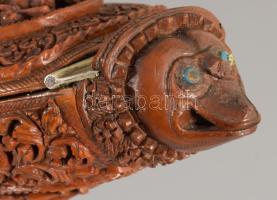Tubákos doboz. Faragott coquilla dió, feltehetően francia, cca 19. sz., növényi ornamentikával és fi...