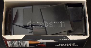 Kis kávésdoboz tele Hawid darabokkal