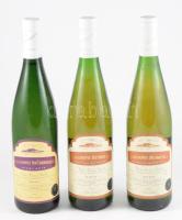 2001-2002 Badacsonyi Muscat Ottonel (2002, 2db), és Badacsonyi Szürkebarát - Pinot Gris 2001, Badacsony Borászati Szövetkezet, Nemesgulács-Rizapuszta, 3 db bontatlan palack száraz fehérbor, pincében, szakszerűen tárolt, 12,5%, 0,75 l x3