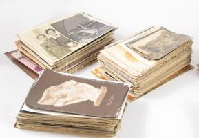 Óriási fotó tétel egy cipősdoboznyi régi és modern fotó, fotólap ca 1890-1960 több száz darab, sok é...