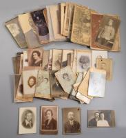Kb 50 db vizitkártya és kabinetfotóból álló tétel, benne sok érdekes műtermmel az 1860-as évektől vegyes állapotban