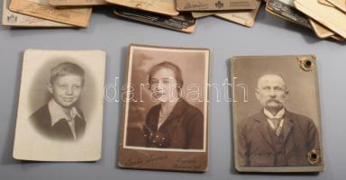 Kb 50 db vizitkártya és kabinetfotóból álló tétel, benne sok érdekes műtermmel az 1860-as évektől ve...