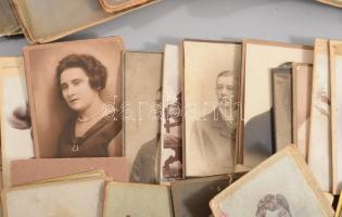 Kb 50 db vizitkártya és kabinetfotóból álló tétel, benne sok érdekes műtermmel az 1860-as évektől ve...