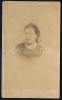 cca 1865 Nevesített női portré. Keményhátú vizitkártya fotó Mager Ottó komáromi műterméből, 10,5x6,5 cm