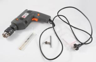 Fúrógép tokmánykulccsal, egy fúrófejjel