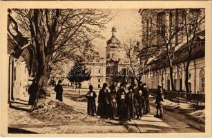 Kiev, Kijev, Kyiv; In den Anlagen des Klosters. Felbuchhandlung der Bugarmee / cloister courtyard (EK)