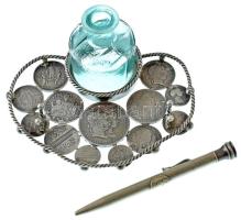 13db, többségében magyar Ag érméből forrasztással összeállított fém asztaldísz, tintásüveggel és fém töltőceruzával. A műtárgyban található érmék: - 1745KB 15kr Ag "Mária Terézia" - 1764KB 10kr Ag "Mária Terézia" - 1848KB 20kr "V. Ferdinánd" - 1849NB 6kr Ag (2x) - 1881KB 1Ft Ag "Ferenc József" rajta "Isten velünk" gravírozás - 1896KB 1K Ag "Millennium" - Ausztria 1879. 2G Ag "I. Ferenc József és Erzsébet / Ezüstlakodalom" Bécs - Ausztria 1868-1872. 10kr Ag "Ferenc József", előlap lecsiszolva, rajta "Kornél" gravírozás - Franciaország 1804. "Bonaparte Napóleon" Ag emlékérem "1887" gravírozással - Oszmán Birodalom Ag érme "Rose" gravírozással - Római Birodalom Ag Denarius - USA 1857. Dime Ag díszes "JG" gravírozással