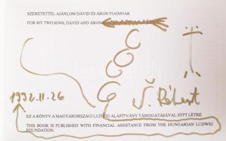 Swierkiewicz Róbert Önfejtágító - mail art / Rajzos dedikációval!  1996. 270 p. Kiadói papírkötésben, csak 500 pld.  Swierkiewicz Róbert (1942 - 2019) A Pécsi Művészeti Gimnáziumban érettségizett, majd két évig a Magyar Iparművészeti Főiskola hallgatója volt, Lantos Ferenc keze alatt. Pályája kezdetétől fogva teljes függetlenséggel munkálkodott a 20. század stílusáramlatai bejárásával, az eszközök széles palettáját felhasználva. Ilyenképpen művészi korszakai sem voltak, műveit csak hatásuk és témájuk határozzák meg. 1981-től a Nemzetközi Mail-Art Mozgalomban vett részt. 1982-ben ő alapította meg a XERTOX-csoportot. Festményei, összeállításai az arte povera, az absztrakt expresszionizmus, a pop-art és a Fluxus jegyeit egy időben viselik magukon. Az 1990-es évektől a keleti, főként az indiai kultúra felé orientálódott: munkái ennélfogva egyéni szinkretizmussal egészülnek ki.