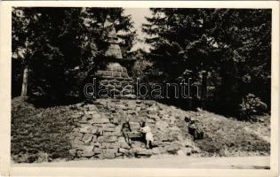 Bereck, Bereczk, Bretcu; Erzsébet királyné (Sisi) emlékoszlop, Khell László. Bogdán Elemér fényképész felvétele / monument of Empress Elisabeth of Austria (Sissi)