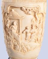 Kínai polirezin váza, fa talpon, m: 30 cm