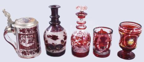 1850-1900, 5 darab bíborpácolt bögre, emlékbögre, üveg. közte sérüléssel, közte magyar címeres emlékpohár, m: 19 cm alatt.