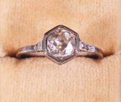 18K arany (Au) gyűrű, benne 14k arany (Au) foglalatban cca 1,8ct gyémánt (R2, P1), mellette a javításban 4 darab kisebb méretű gyémánttal, javított, jelzés nélkül, m:58, bruttó 2,60g