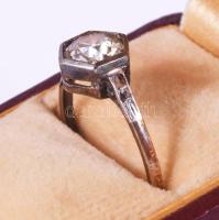 18K arany (Au) gyűrű, benne 14k arany (Au) foglalatban cca 1,8ct gyémánt (R2, P1), mellette a javítá...