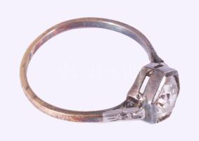 18K arany (Au) gyűrű, benne 14k arany (Au) foglalatban cca 1,8ct gyémánt (R2, P1), mellette a javítá...