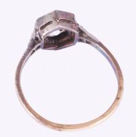 18K arany (Au) gyűrű, benne 14k arany (Au) foglalatban cca 1,8ct gyémánt (R2, P1), mellette a javítá...