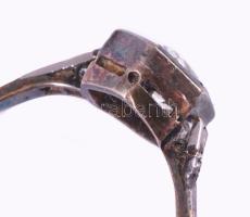 18K arany (Au) gyűrű, benne 14k arany (Au) foglalatban cca 1,8ct gyémánt (R2, P1), mellette a javítá...