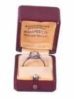 18K arany (Au) gyűrű, benne 14k arany (Au) foglalatban cca 1,8ct gyémánt (R2, P1), mellette a javítá...