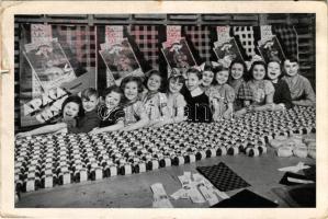 1936 Lyon Szappangyár reklámlapja, hátoldalon meghívó az 1936-os Nemzetközi Vásárra / Lyon soap factory advertisement, invitation on the background (b)