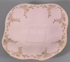 Csehszlovák zsánermintás dísztál, illetve csésze alátéttel, dobozában