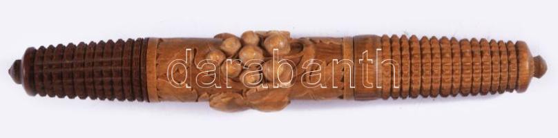 Tűtartó, faragott fa, plasztikus szőlő díszítéssel 12 cm