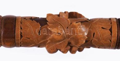 Tűtartó, faragott fa, plasztikus szőlő díszítéssel 12 cm