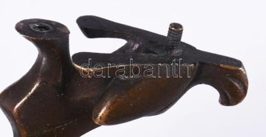 Kutya figura, bronz, alján szereléshez menettel és kiálló lábbal. 6 cm