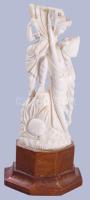 Faragott csont szobor, fa talapzaton, m: 16 cm