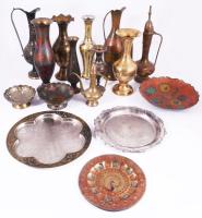 Banános doboznyi réz / bronz / fém tárgy, közte keleti réz vázák, m: 33 cm alatt