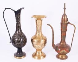 Banános doboznyi réz / bronz / fém tárgy, közte keleti réz vázák, m: 33 cm alatt