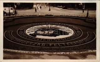 1940 Budapest V. Szabadság tér, park részlet irredenta virágággyal, Hiszekegy. Az Ereklyés Országzászló Nagybizottsága kiadása