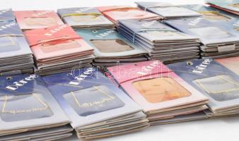 150 darab aranyozott nyaklánc tartóban