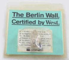 Berlini fal egy darabja, certifikáttal, bontatlan.