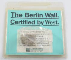 Berlini fal egy darabja, certifikáttal, bontatlan.