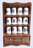 12 darab porcelán gyűszű, kisméretű szekrény alakú tartóban, m: 18 cm