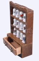 12 darab porcelán gyűszű, kisméretű szekrény alakú tartóban, m: 18 cm