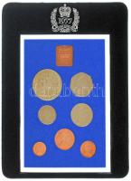Nagy-Britannia 1977. 1/2p-50p (7xklf) forgalmi sor lezárt dísztokban, "II. Erzsébet uralkodásának ezüst jubileuma" német nyelvű tájékoztatóval T:PP fo. Great Britain 1977. 1/2 Penny - 50 Pence (7xdiff) coin set in sealed case, "Silver Jubilee of Reign" with certificate in German C:PP spotted