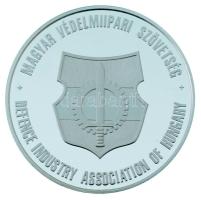 1990 k. "Magyar Védelmiipari Szövetség - Defense Industry Association of Hungary" egyoldalas, ezüstözött fém emlékérem kapszulában, dísztokban (42,5mm) T:PP