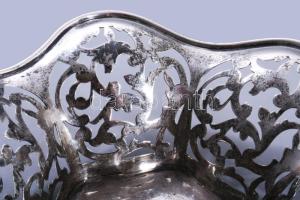 1882-1905 Angol ezüst (Ag) kínáló, jelzett, d: 22 cm, áttört mintával, nettó 188g