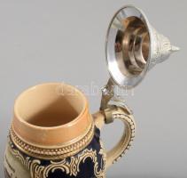 Kerámia sörös korsó, fém fedéllel, 17 cm