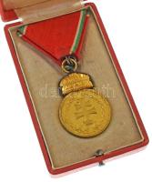 1922. "Magyar Koronás Bronzérem hadiszalagon" aranyozott bronz kitüntetés eredeti, mellszalaggal, eredeti kopottas tokban T:XF kopott aranyozás Hungary 1922. "Hungarian Bronze Medal with the Holy Crown with war ribbon" gold plated bronze decoration with ribbon, in original worn case C:XF worn gilding NMK 414