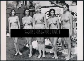 cca 1970 "Öten a döntőben", szolidan erotikus felvétel, 1 db modern nagyítás, jelzés nélkül, 15x21 cm