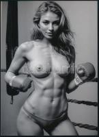 cca 1988 "Topless ökölvívó", szolidan erotikus felvétel, 1 db modern nagyítás, jelzés nélkül, 21x15 cm